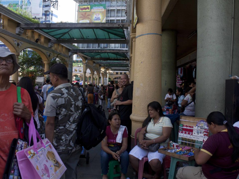Frauen verdienen weniger als Männer und schultern die Mehrfachbelastung von Familie, Haushalt und Lohnarbeit: Tabakverkäuferin in Manila. © Lilli Breininger